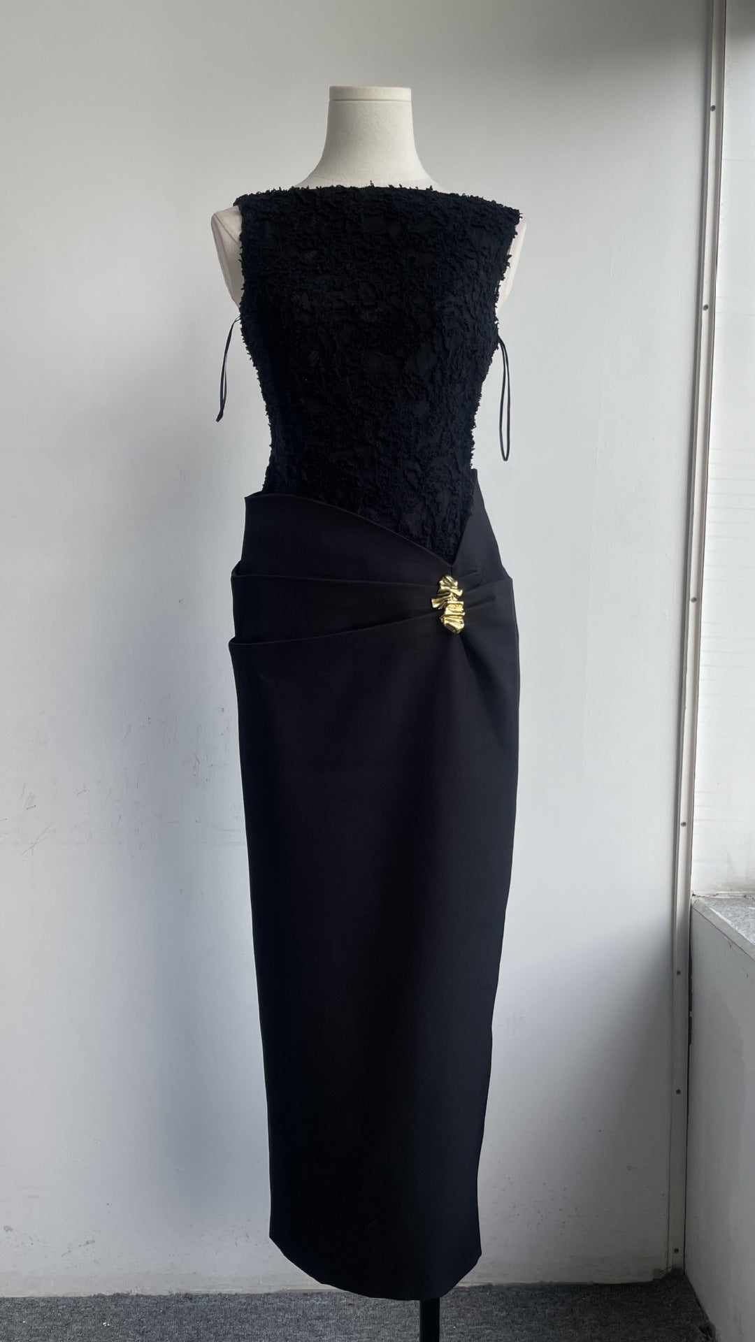 Elegant One-Shoulder Long Sleeve Fitted Dress with Lace Splicing Sleeveless Evening Gown